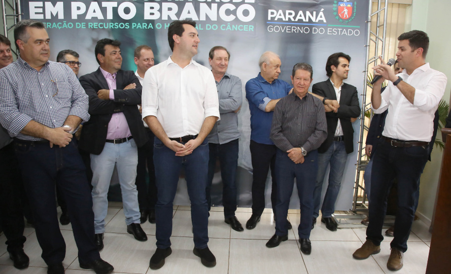 O governador Carlos Massa Ratinho Junior autorizou nesta quarta-feira (8), em Pato Branco, o repasse de R$ 565 mil para aquisição de equipamentos e acessórios para o setor de radiologia do Hospital do Câncer da cidade.