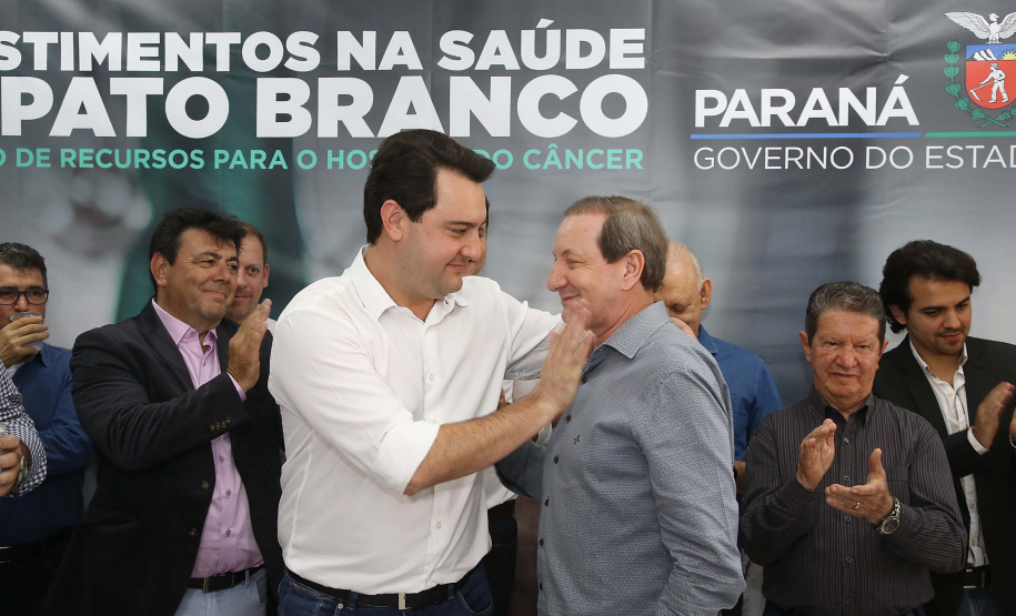 O governador Carlos Massa Ratinho Junior autorizou nesta quarta-feira (8), em Pato Branco, o repasse de R$ 565 mil para aquisição de equipamentos e acessórios para o setor de radiologia do Hospital do Câncer da cidade.