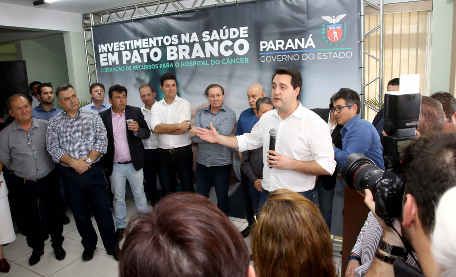 O governador Carlos Massa Ratinho Junior autorizou nesta quarta-feira (8), em Pato Branco, o repasse de R$ 565 mil para aquisição de equipamentos e acessórios para o setor de radiologia do Hospital do Câncer da cidade.