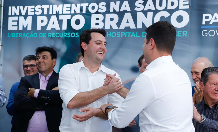 O governador Carlos Massa Ratinho Junior autorizou nesta quarta-feira (8), em Pato Branco, o repasse de R$ 565 mil para aquisição de equipamentos e acessórios para o setor de radiologia do Hospital do Câncer da cidade.