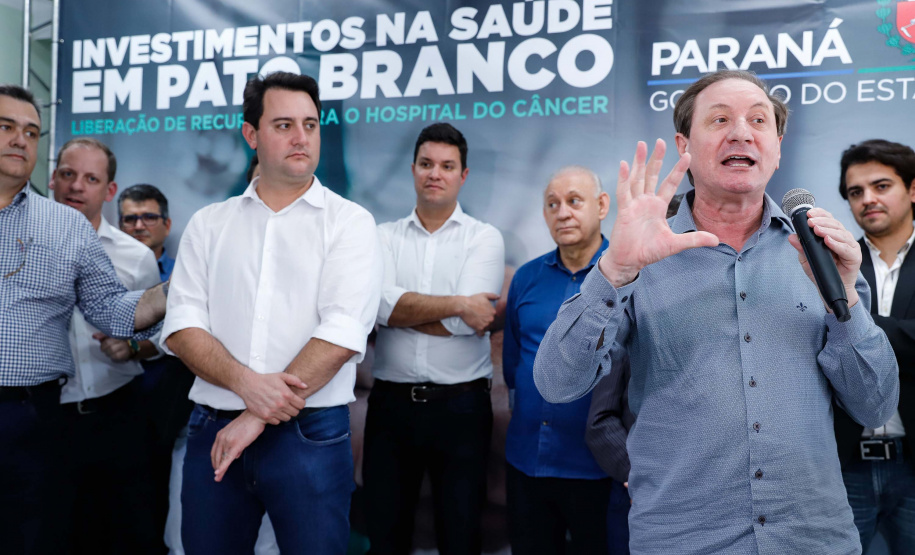 O governador Carlos Massa Ratinho Junior autorizou nesta quarta-feira (8), em Pato Branco, o repasse de R$ 565 mil para aquisição de equipamentos e acessórios para o setor de radiologia do Hospital do Câncer da cidade.