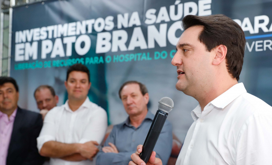 O governador Carlos Massa Ratinho Junior autorizou nesta quarta-feira (8), em Pato Branco, o repasse de R$ 565 mil para aquisição de equipamentos e acessórios para o setor de radiologia do Hospital do Câncer da cidade.