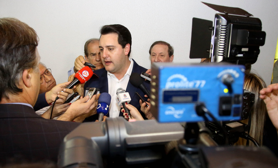 O governador Carlos Massa Ratinho Junior autorizou nesta quinta-feira (8), em Pato Branco, o repasse de R$ 20 milhões para a construção do novo prédio da prefeitura da cidade. O convênio prevê R$ 6 milhões de contrapartida municipal.