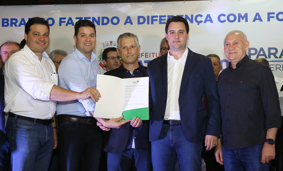 O governador Carlos Massa Ratinho Junior autorizou nesta quinta-feira (8), em Pato Branco, o repasse de R$ 20 milhões para a construção do novo prédio da prefeitura da cidade. O convênio prevê R$ 6 milhões de contrapartida municipal.