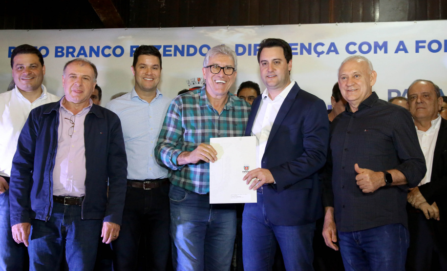 O governador Carlos Massa Ratinho Junior autorizou nesta quinta-feira (8), em Pato Branco, o repasse de R$ 20 milhões para a construção do novo prédio da prefeitura da cidade. O convênio prevê R$ 6 milhões de contrapartida municipal.