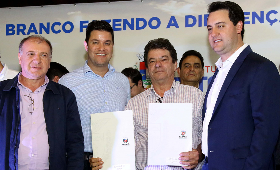 O governador Carlos Massa Ratinho Junior autorizou nesta quinta-feira (8), em Pato Branco, o repasse de R$ 20 milhões para a construção do novo prédio da prefeitura da cidade. O convênio prevê R$ 6 milhões de contrapartida municipal.
