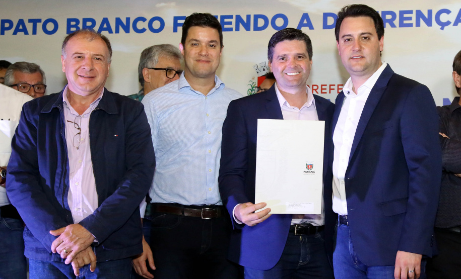 O governador Carlos Massa Ratinho Junior autorizou nesta quinta-feira (8), em Pato Branco, o repasse de R$ 20 milhões para a construção do novo prédio da prefeitura da cidade. O convênio prevê R$ 6 milhões de contrapartida municipal. O governador Carlos Massa Ratinho Junior autorizou nesta quinta-feira (8), em Pato Branco, o repasse de R$ 20 milhões para a construção do novo prédio da prefeitura da cidade. O convênio prevê R$ 6 milhões de contrapartida municipal.