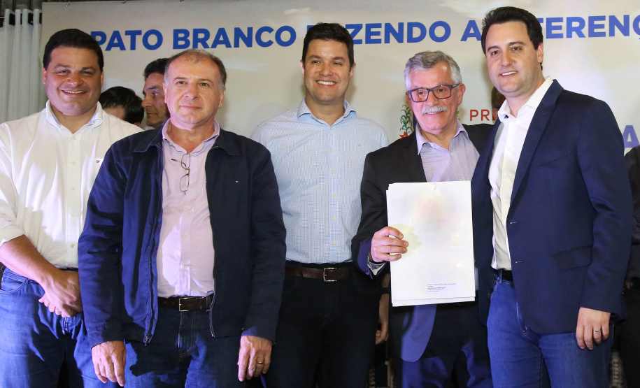 O governador Carlos Massa Ratinho Junior autorizou nesta quinta-feira (8), em Pato Branco, o repasse de R$ 20 milhões para a construção do novo prédio da prefeitura da cidade. O convênio prevê R$ 6 milhões de contrapartida municipal.