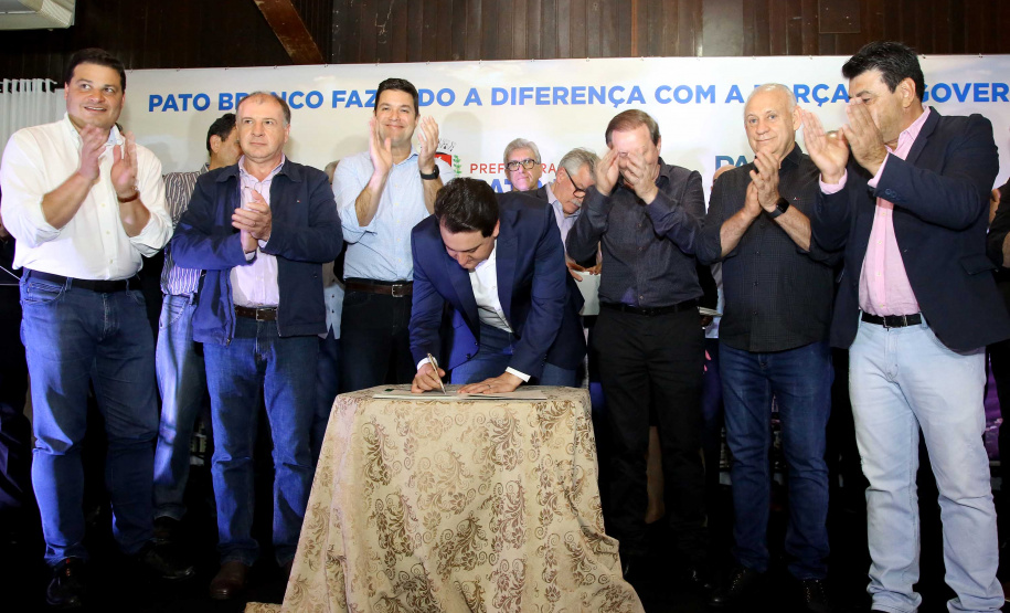 O governador Carlos Massa Ratinho Junior autorizou nesta quinta-feira (8), em Pato Branco, o repasse de R$ 20 milhões para a construção do novo prédio da prefeitura da cidade. O convênio prevê R$ 6 milhões de contrapartida municipal.