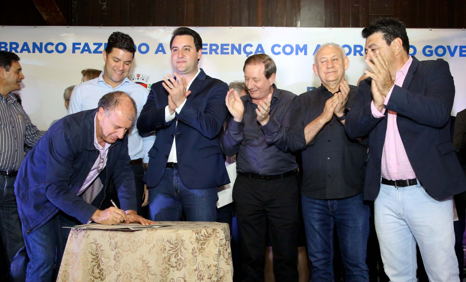 O governador Carlos Massa Ratinho Junior autorizou nesta quinta-feira (8), em Pato Branco, o repasse de R$ 20 milhões para a construção do novo prédio da prefeitura da cidade. O convênio prevê R$ 6 milhões de contrapartida municipal.