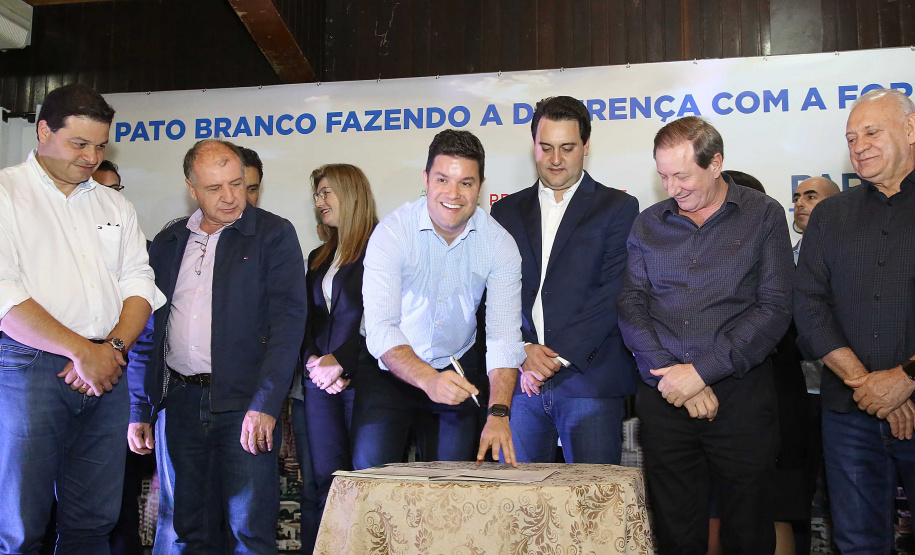 O governador Carlos Massa Ratinho Junior autorizou nesta quinta-feira (8), em Pato Branco, o repasse de R$ 20 milhões para a construção do novo prédio da prefeitura da cidade. O convênio prevê R$ 6 milhões de contrapartida municipal.