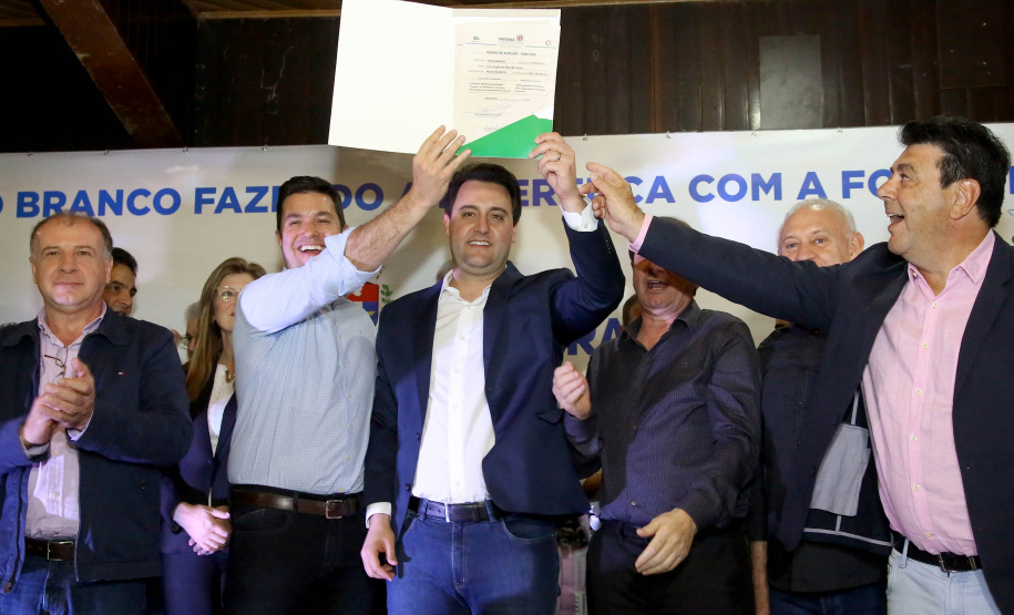 O governador Carlos Massa Ratinho Junior autorizou nesta quinta-feira (8), em Pato Branco, o repasse de R$ 20 milhões para a construção do novo prédio da prefeitura da cidade. O convênio prevê R$ 6 milhões de contrapartida municipal.