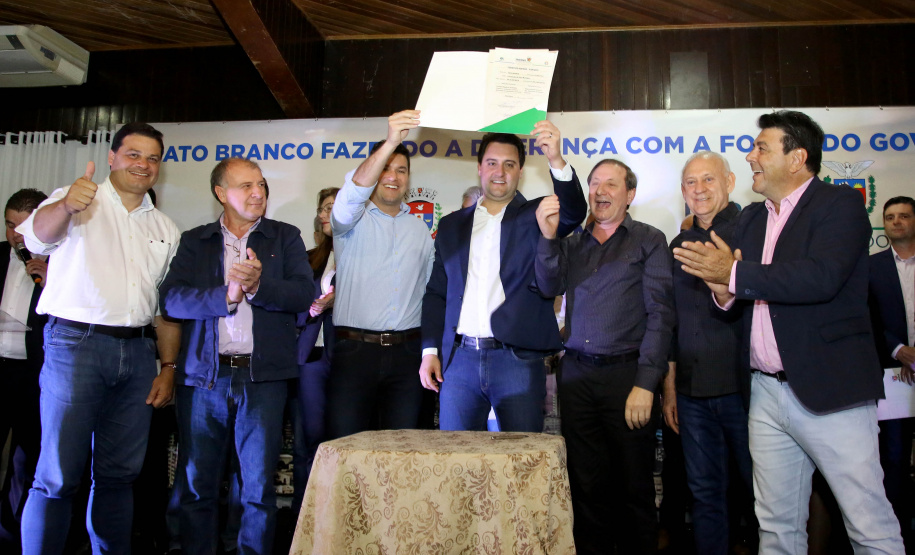 O governador Carlos Massa Ratinho Junior autorizou nesta quinta-feira (8), em Pato Branco, o repasse de R$ 20 milhões para a construção do novo prédio da prefeitura da cidade. O convênio prevê R$ 6 milhões de contrapartida municipal.