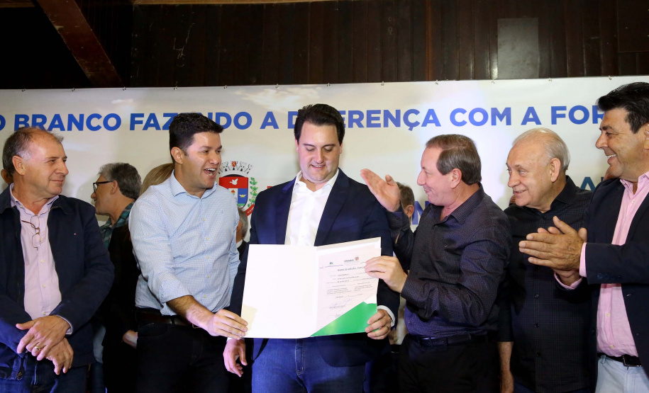 O governador Carlos Massa Ratinho Junior autorizou nesta quinta-feira (8), em Pato Branco, o repasse de R$ 20 milhões para a construção do novo prédio da prefeitura da cidade. O convênio prevê R$ 6 milhões de contrapartida municipal.