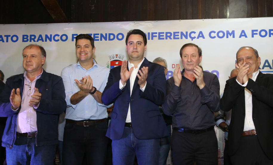 O governador Carlos Massa Ratinho Junior autorizou nesta quinta-feira (8), em Pato Branco, o repasse de R$ 20 milhões para a construção do novo prédio da prefeitura da cidade. O convênio prevê R$ 6 milhões de contrapartida municipal.