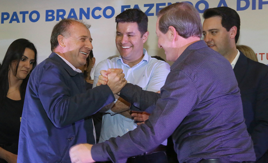 O governador Carlos Massa Ratinho Junior autorizou nesta quinta-feira (8), em Pato Branco, o repasse de R$ 20 milhões para a construção do novo prédio da prefeitura da cidade. O convênio prevê R$ 6 milhões de contrapartida municipal.