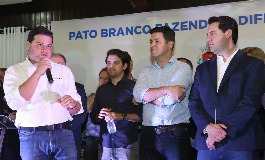 O governador Carlos Massa Ratinho Junior autorizou nesta quinta-feira (8), em Pato Branco, o repasse de R$ 20 milhões para a construção do novo prédio da prefeitura da cidade. O convênio prevê R$ 6 milhões de contrapartida municipal.