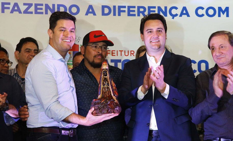 O governador Carlos Massa Ratinho Junior autorizou nesta quinta-feira (8), em Pato Branco, o repasse de R$ 20 milhões para a construção do novo prédio da prefeitura da cidade. O convênio prevê R$ 6 milhões de contrapartida municipal.