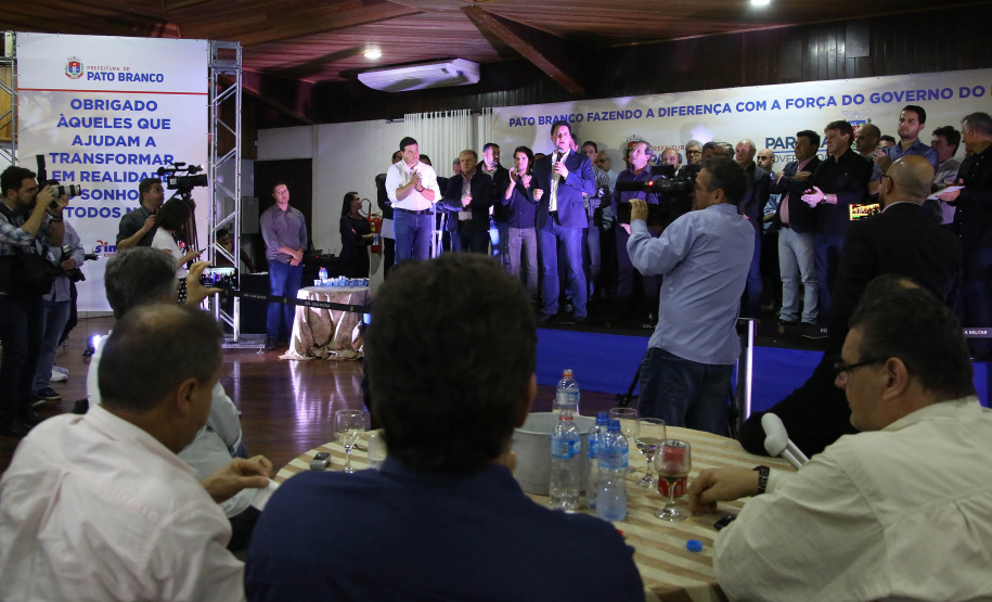 O governador Carlos Massa Ratinho Junior autorizou nesta quinta-feira (8), em Pato Branco, o repasse de R$ 20 milhões para a construção do novo prédio da prefeitura da cidade. O convênio prevê R$ 6 milhões de contrapartida municipal.