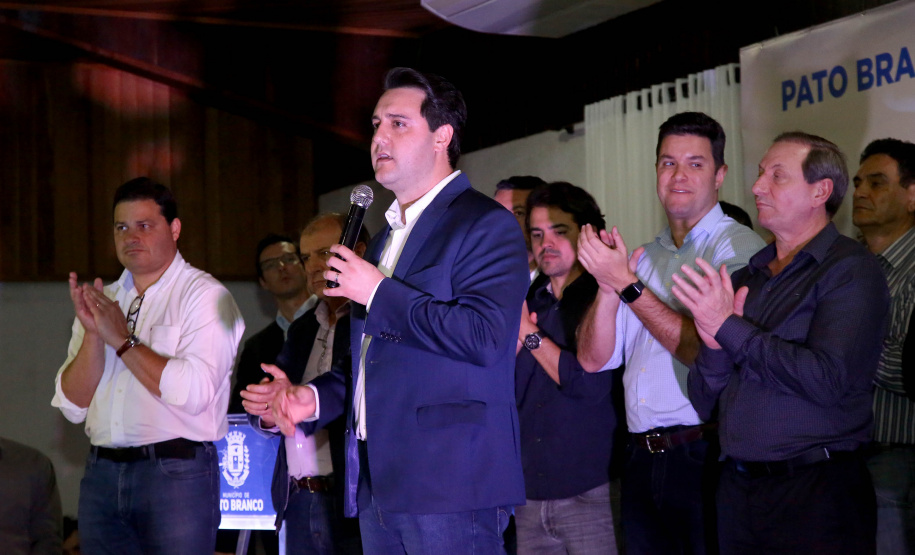 O governador Carlos Massa Ratinho Junior autorizou nesta quinta-feira (8), em Pato Branco, o repasse de R$ 20 milhões para a construção do novo prédio da prefeitura da cidade. O convênio prevê R$ 6 milhões de contrapartida municipal.