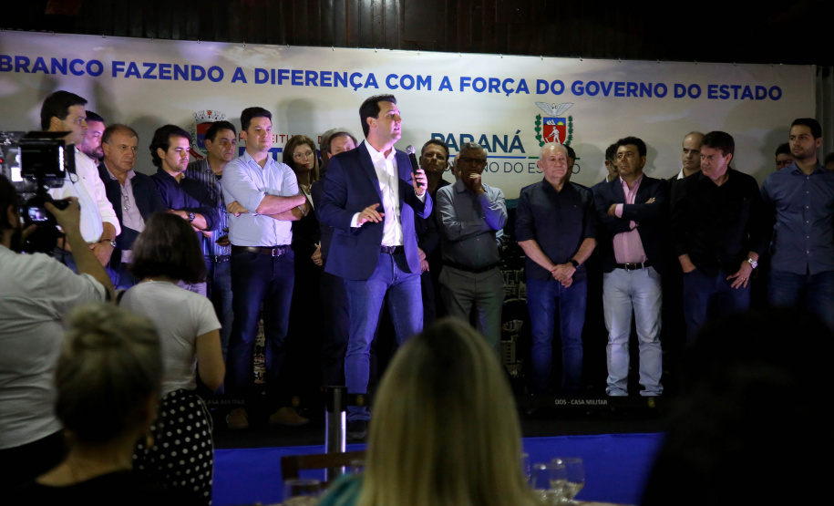 O governador Carlos Massa Ratinho Junior autorizou nesta quinta-feira (8), em Pato Branco, o repasse de R$ 20 milhões para a construção do novo prédio da prefeitura da cidade. O convênio prevê R$ 6 milhões de contrapartida municipal.