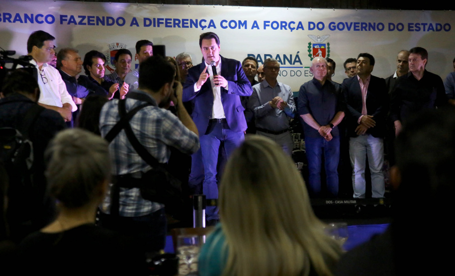 O governador Carlos Massa Ratinho Junior autorizou nesta quinta-feira (8), em Pato Branco, o repasse de R$ 20 milhões para a construção do novo prédio da prefeitura da cidade. O convênio prevê R$ 6 milhões de contrapartida municipal.