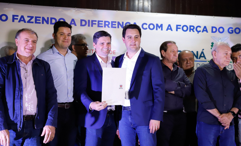 O governador Carlos Massa Ratinho Junior autorizou nesta quinta-feira (8), em Pato Branco, o repasse de R$ 20 milhões para a construção do novo prédio da prefeitura da cidade. O convênio prevê R$ 6 milhões de contrapartida municipal.