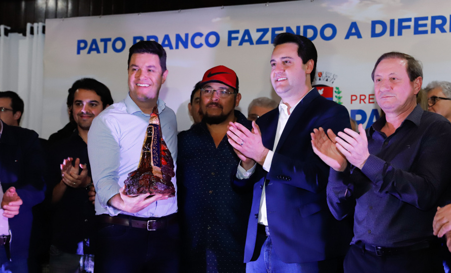 O governador Carlos Massa Ratinho Junior autorizou nesta quinta-feira (8), em Pato Branco, o repasse de R$ 20 milhões para a construção do novo prédio da prefeitura da cidade. O convênio prevê R$ 6 milhões de contrapartida municipal.