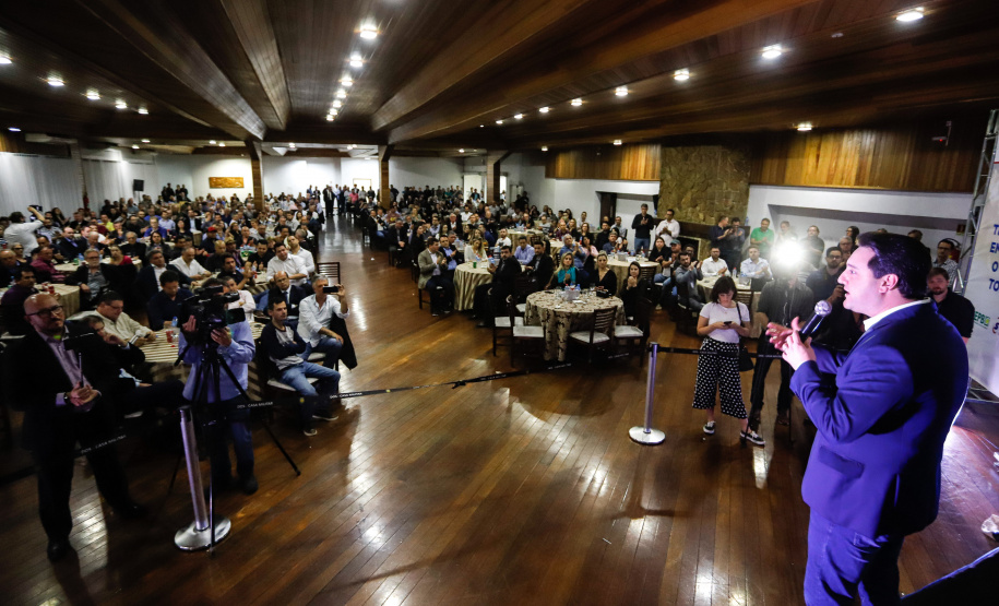 O governador Carlos Massa Ratinho Junior autorizou nesta quinta-feira (8), em Pato Branco, o repasse de R$ 20 milhões para a construção do novo prédio da prefeitura da cidade. O convênio prevê R$ 6 milhões de contrapartida municipal.