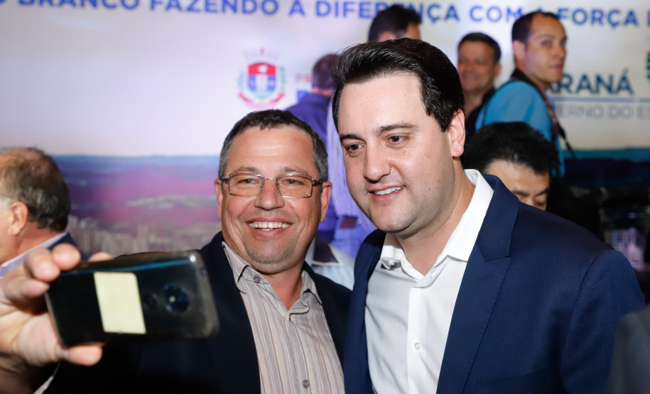 O governador Carlos Massa Ratinho Junior autorizou nesta quinta-feira (8), em Pato Branco, o repasse de R$ 20 milhões para a construção do novo prédio da prefeitura da cidade. O convênio prevê R$ 6 milhões de contrapartida municipal.