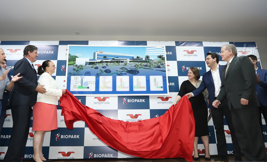 GOVERNADOR ACOMPANHA O ANÚNCIO DO BIOPARK, EM TOLEDO E LIBERA RECURSOS PARA REGIÃO. O governador Carlos Massa Ratinho Junior participa nesta sexta-feira (09), em Toledo, do anúncio de instalação de um complexo hospitalar e de saúde no Biopark ? Parque Científico e Tecnológico de Biociências