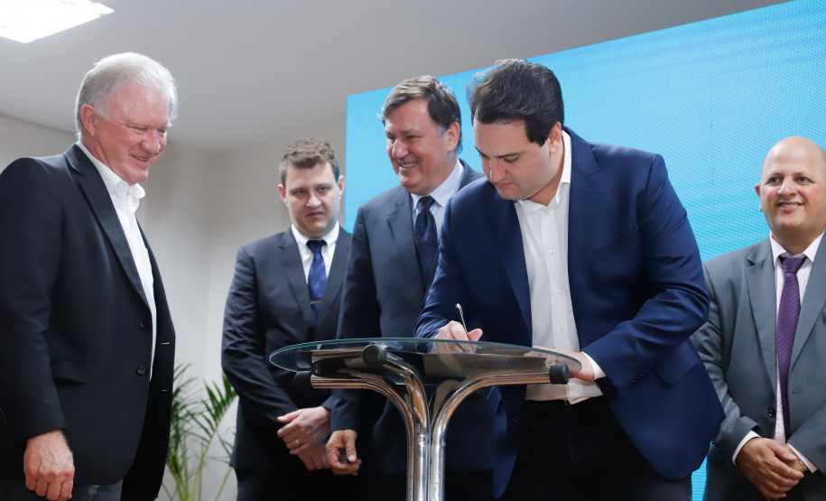 O Biopark - Parque Científico e Tecnológico de Biociências de Toledo, no Oeste do Estado, vai ganhar um Complexo Hospitalar e de Saúde. O governador Carlos Massa Ratinho Junior participou nesta sexta-feira (9) do anúncio do empreendimento, que pertence ao grupo Sempre Vida e vai unir o atendimento na saúde ao desenvolvimento de pesquisas e inovação.