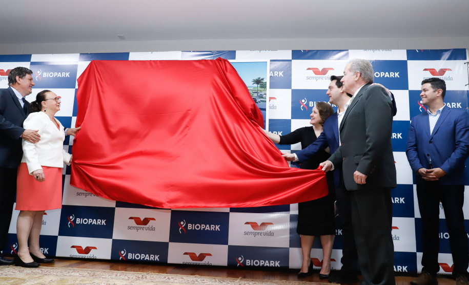 O Biopark - Parque Científico e Tecnológico de Biociências de Toledo, no Oeste do Estado, vai ganhar um Complexo Hospitalar e de Saúde. O governador Carlos Massa Ratinho Junior participou nesta sexta-feira (9) do anúncio do empreendimento, que pertence ao grupo Sempre Vida e vai unir o atendimento na saúde ao desenvolvimento de pesquisas e inovação.