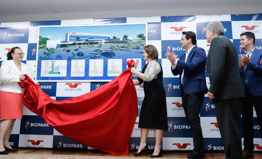 O Biopark - Parque Científico e Tecnológico de Biociências de Toledo, no Oeste do Estado, vai ganhar um Complexo Hospitalar e de Saúde. O governador Carlos Massa Ratinho Junior participou nesta sexta-feira (9) do anúncio do empreendimento, que pertence ao grupo Sempre Vida e vai unir o atendimento na saúde ao desenvolvimento de pesquisas e inovação.