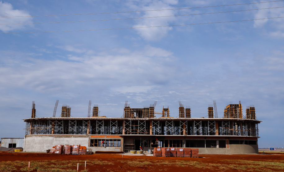 O Biopark - Parque Científico e Tecnológico de Biociências de Toledo, no Oeste do Estado, vai ganhar um Complexo Hospitalar e de Saúde. O governador Carlos Massa Ratinho Junior participou nesta sexta-feira (9) do anúncio do empreendimento, que pertence ao grupo Sempre Vida e vai unir o atendimento na saúde ao desenvolvimento de pesquisas e inovação.