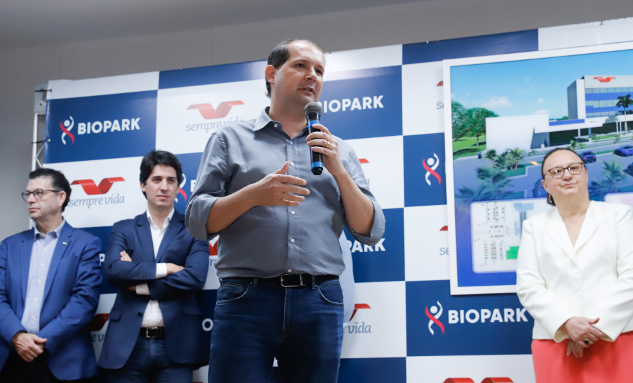 O Biopark - Parque Científico e Tecnológico de Biociências de Toledo, no Oeste do Estado, vai ganhar um Complexo Hospitalar e de Saúde. O governador Carlos Massa Ratinho Junior participou nesta sexta-feira (9) do anúncio do empreendimento, que pertence ao grupo Sempre Vida e vai unir o atendimento na saúde ao desenvolvimento de pesquisas e inovação.
