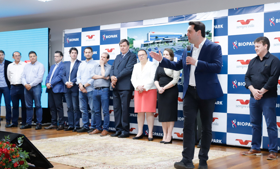 O Biopark - Parque Científico e Tecnológico de Biociências de Toledo, no Oeste do Estado, vai ganhar um Complexo Hospitalar e de Saúde. O governador Carlos Massa Ratinho Junior participou nesta sexta-feira (9) do anúncio do empreendimento, que pertence ao grupo Sempre Vida e vai unir o atendimento na saúde ao desenvolvimento de pesquisas e inovação.