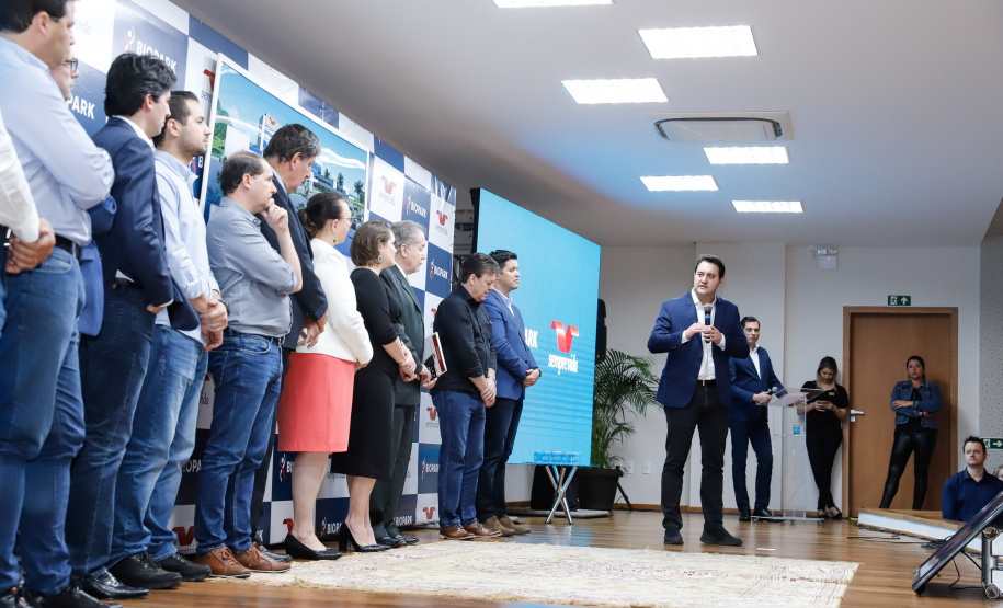 O Biopark - Parque Científico e Tecnológico de Biociências de Toledo, no Oeste do Estado, vai ganhar um Complexo Hospitalar e de Saúde. O governador Carlos Massa Ratinho Junior participou nesta sexta-feira (9) do anúncio do empreendimento, que pertence ao grupo Sempre Vida e vai unir o atendimento na saúde ao desenvolvimento de pesquisas e inovação.