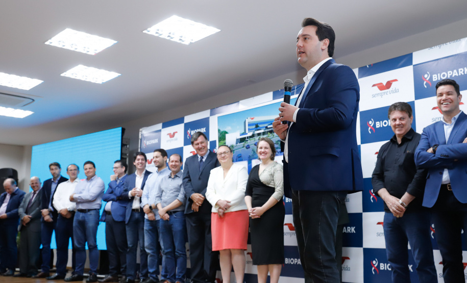 O Biopark - Parque Científico e Tecnológico de Biociências de Toledo, no Oeste do Estado, vai ganhar um Complexo Hospitalar e de Saúde. O governador Carlos Massa Ratinho Junior participou nesta sexta-feira (9) do anúncio do empreendimento, que pertence ao grupo Sempre Vida e vai unir o atendimento na saúde ao desenvolvimento de pesquisas e inovação.