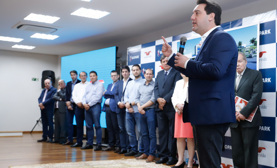 O Biopark - Parque Científico e Tecnológico de Biociências de Toledo, no Oeste do Estado, vai ganhar um Complexo Hospitalar e de Saúde. O governador Carlos Massa Ratinho Junior participou nesta sexta-feira (9) do anúncio do empreendimento, que pertence ao grupo Sempre Vida e vai unir o atendimento na saúde ao desenvolvimento de pesquisas e inovação.