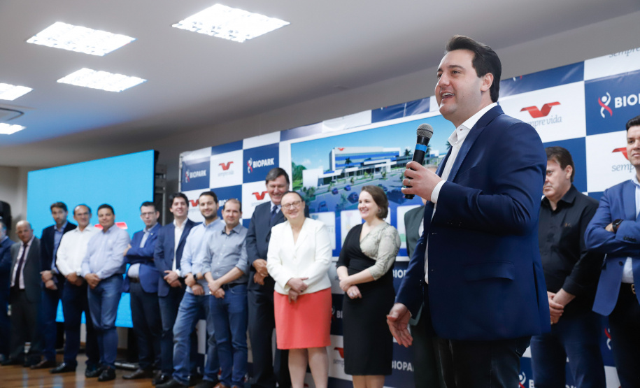 O Biopark - Parque Científico e Tecnológico de Biociências de Toledo, no Oeste do Estado, vai ganhar um Complexo Hospitalar e de Saúde. O governador Carlos Massa Ratinho Junior participou nesta sexta-feira (9) do anúncio do empreendimento, que pertence ao grupo Sempre Vida e vai unir o atendimento na saúde ao desenvolvimento de pesquisas e inovação.