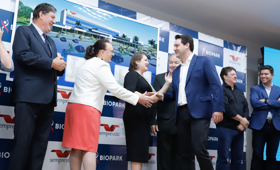 O Biopark - Parque Científico e Tecnológico de Biociências de Toledo, no Oeste do Estado, vai ganhar um Complexo Hospitalar e de Saúde. O governador Carlos Massa Ratinho Junior participou nesta sexta-feira (9) do anúncio do empreendimento, que pertence ao grupo Sempre Vida e vai unir o atendimento na saúde ao desenvolvimento de pesquisas e inovação.