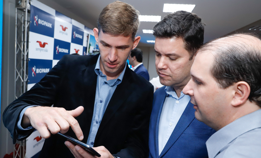 O Biopark - Parque Científico e Tecnológico de Biociências de Toledo, no Oeste do Estado, vai ganhar um Complexo Hospitalar e de Saúde. O governador Carlos Massa Ratinho Junior participou nesta sexta-feira (9) do anúncio do empreendimento, que pertence ao grupo Sempre Vida e vai unir o atendimento na saúde ao desenvolvimento de pesquisas e inovação.