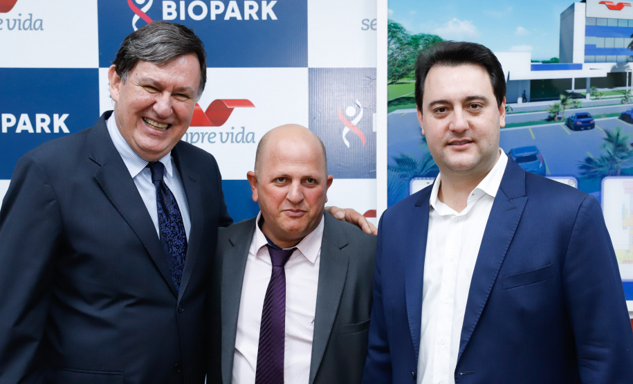 O Biopark - Parque Científico e Tecnológico de Biociências de Toledo, no Oeste do Estado, vai ganhar um Complexo Hospitalar e de Saúde. O governador Carlos Massa Ratinho Junior participou nesta sexta-feira (9) do anúncio do empreendimento, que pertence ao grupo Sempre Vida e vai unir o atendimento na saúde ao desenvolvimento de pesquisas e inovação.