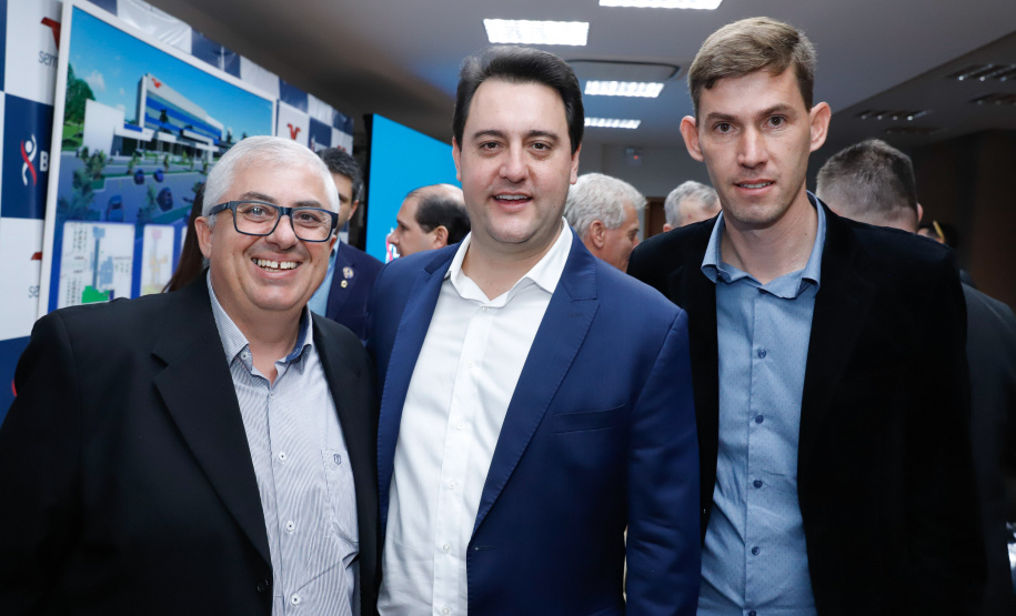 O Biopark - Parque Científico e Tecnológico de Biociências de Toledo, no Oeste do Estado, vai ganhar um Complexo Hospitalar e de Saúde. O governador Carlos Massa Ratinho Junior participou nesta sexta-feira (9) do anúncio do empreendimento, que pertence ao grupo Sempre Vida e vai unir o atendimento na saúde ao desenvolvimento de pesquisas e inovação.