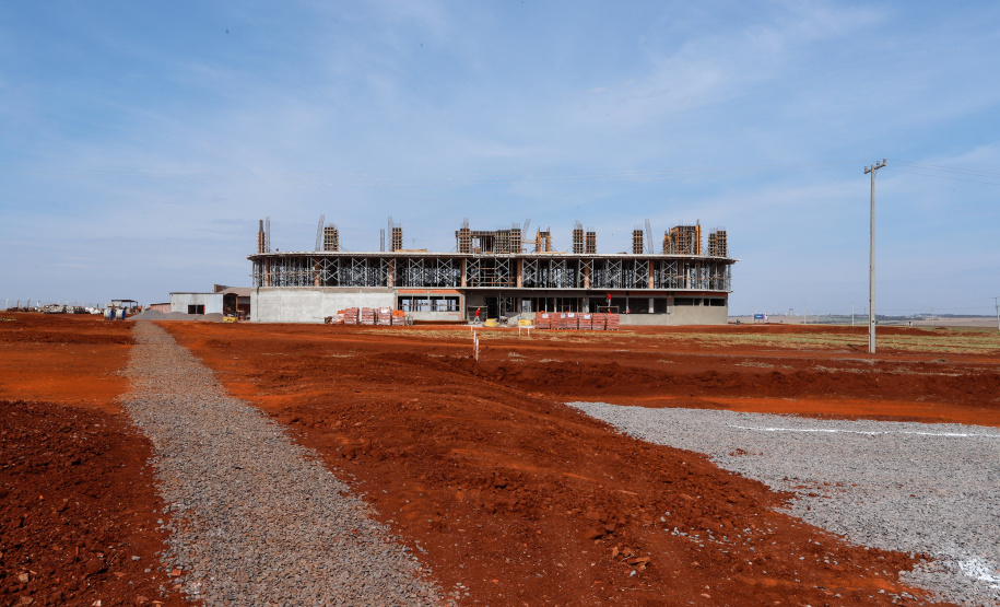 O Biopark - Parque Científico e Tecnológico de Biociências de Toledo, no Oeste do Estado, vai ganhar um Complexo Hospitalar e de Saúde. O governador Carlos Massa Ratinho Junior participou nesta sexta-feira (9) do anúncio do empreendimento, que pertence ao grupo Sempre Vida e vai unir o atendimento na saúde ao desenvolvimento de pesquisas e inovação.