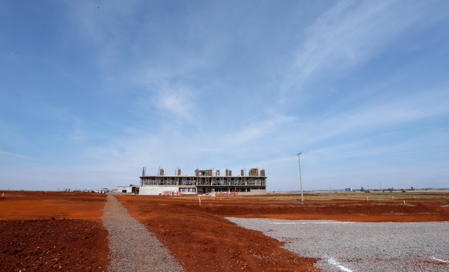 O Biopark - Parque Científico e Tecnológico de Biociências de Toledo, no Oeste do Estado, vai ganhar um Complexo Hospitalar e de Saúde. O governador Carlos Massa Ratinho Junior participou nesta sexta-feira (9) do anúncio do empreendimento, que pertence ao grupo Sempre Vida e vai unir o atendimento na saúde ao desenvolvimento de pesquisas e inovação.