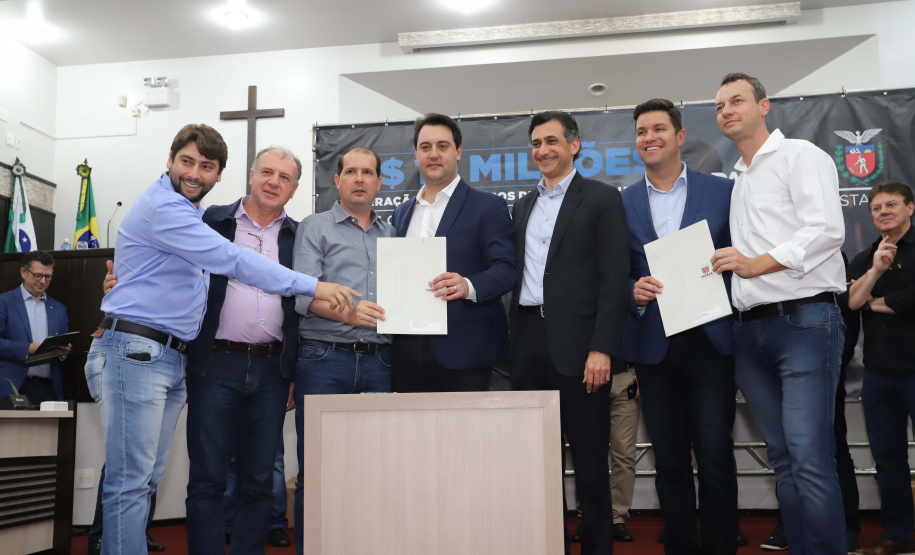 O governador Carlos Massa Ratinho Junior participa nesta sexta-feira (09), em na câmara de Toledo, a liberação de recursos para municípios da região Oeste. Participaram: prefeito de Toledo, Lucio De Marchi; secretário Chefe da Casa Civil, Guto Silva; de Desenvolvimento Urbano, João Carlos Ortega; do Planejamento, Valdemar Jorge e da Infraestrutura e Logística, Sandro Alex; deputados e demais autoridades.Toledo, 09-08-19.Foto: Arnaldo Alves / ANPr.