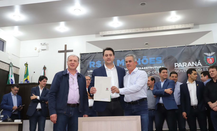O governador Carlos Massa Ratinho Junior participa nesta sexta-feira (09), em na câmara de Toledo, a liberação de recursos para municípios da região Oeste. Participaram: prefeito de Toledo, Lucio De Marchi; secretário Chefe da Casa Civil, Guto Silva; de Desenvolvimento Urbano, João Carlos Ortega; do Planejamento, Valdemar Jorge e da Infraestrutura e Logística, Sandro Alex; deputados e demais autoridades.Toledo, 09-08-19.Foto: Arnaldo Alves / ANPr.