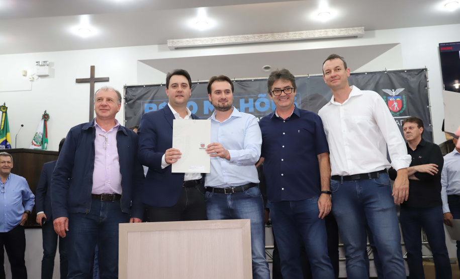 O governador Carlos Massa Ratinho Junior participa nesta sexta-feira (09), em na câmara de Toledo, a liberação de recursos para municípios da região Oeste. Participaram: prefeito de Toledo, Lucio De Marchi; secretário Chefe da Casa Civil, Guto Silva; de Desenvolvimento Urbano, João Carlos Ortega; do Planejamento, Valdemar Jorge e da Infraestrutura e Logística, Sandro Alex; deputados e demais autoridades.Toledo, 09-08-19.Foto: Arnaldo Alves / ANPr.